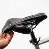 Decathlon COUVRE SELLE VELO WATERRESIST BLACK 2 Decathlon COUVRE SELLE VELO WATERRESIST BLACK -Vélotaf Magasin couvre selle velo waterresist black