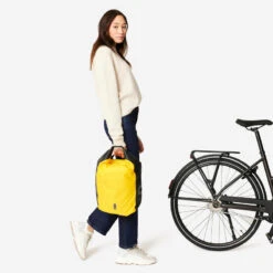 SACOCHE VELO SUR PORTE-BAGAGES 500 20L IMPERMEABLE JAUNE 11 SACOCHE VELO SUR PORTE-BAGAGES 500 20L IMPERMEABLE JAUNE -Vélotaf Magasin sacoche velo sur porte bagages 500 20l impermeable jaune 3