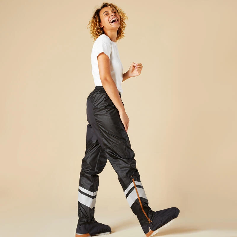 BTWIN SURPANTALON PLUIE VELO VILLE AVEC COUVRE-CHAUSSURES INTEGREES 540 FEMME NOIR 5 BTWIN SURPANTALON PLUIE VELO VILLE AVEC COUVRE-CHAUSSURES INTEGREES 540 FEMME NOIR – Image 3