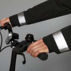 BTWIN VESTE PLUIE CHAUDE VELO VILLE VISIBILITE NUIT 540 FEMME NOIR 20 BTWIN VESTE PLUIE CHAUDE VELO VILLE VISIBILITE NUIT 540 FEMME NOIR -Vélotaf Magasin veste pluie chaude velo ville visibilite nuit 540 femme noir 8