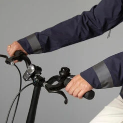 BTWIN VESTE PLUIE VELO VILLE VISIBILITE NUIT 540 FEMME BLEU MARINE 17 BTWIN VESTE PLUIE VELO VILLE VISIBILITE NUIT 540 FEMME BLEU MARINE -Vélotaf Magasin veste pluie velo ville visibilite nuit 540 femme bleu marine 5