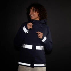 BTWIN VESTE PLUIE VELO VILLE VISIBILITE NUIT 540 FEMME BLEU MARINE 19 BTWIN VESTE PLUIE VELO VILLE VISIBILITE NUIT 540 FEMME BLEU MARINE -Vélotaf Magasin veste pluie velo ville visibilite nuit 540 femme bleu marine 7